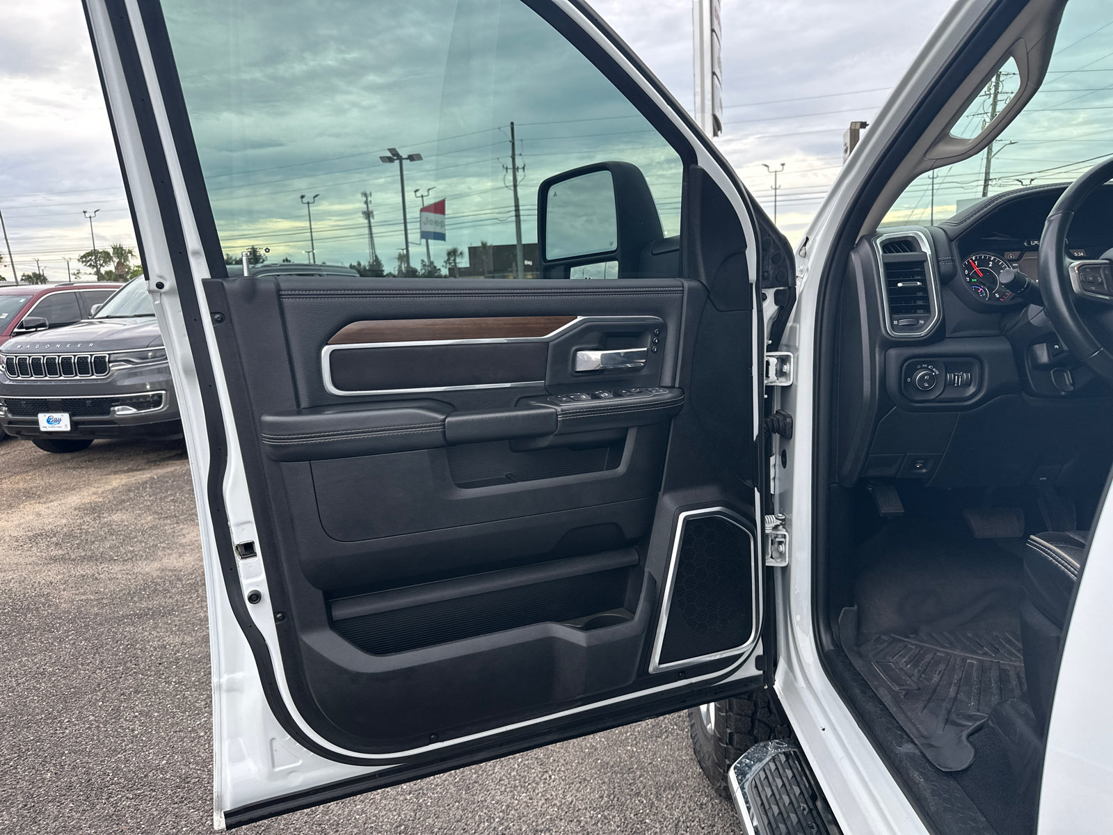 Used 2024 RAM 2500 Laramie AWD/4WD image 9