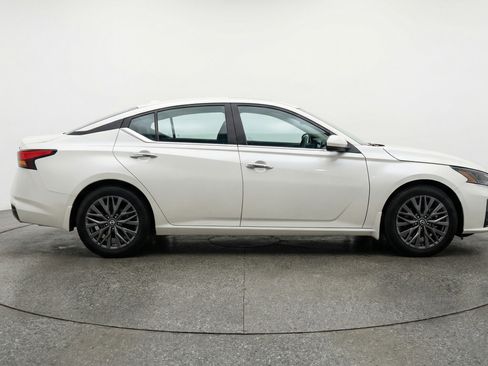 Used 2025 Nissan Altima 2.5 SV image 11