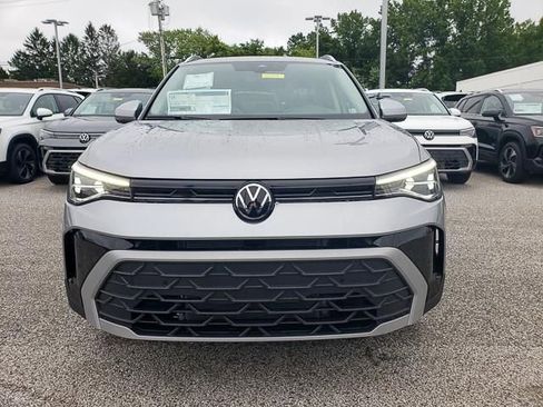 New 2025 Volkswagen Taos SE image 2