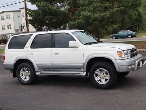 Used 2000 Toyota 4Runner Limited AWD/4WD image 2