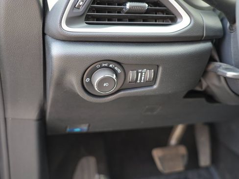 Used 2025 Chrysler Pacifica Select FWD image 17