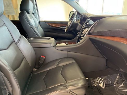 Used 2019 Cadillac Escalade Luxury AWD/4WD image 8