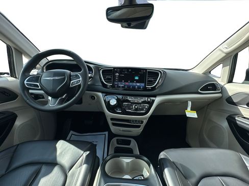 Used 2023 Chrysler Pacifica Touring-L FWD image 13
