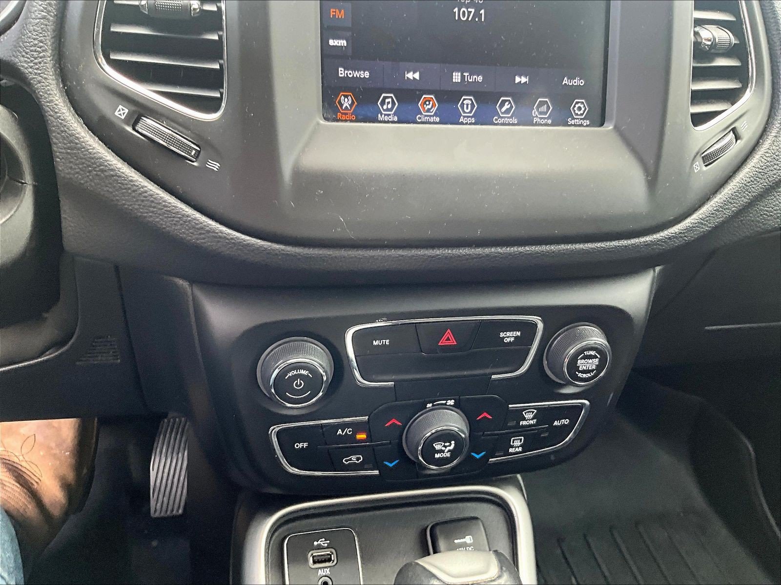 Used 2017 Jeep Compass Latitude w/ Popular Equipment Group FWD image 15