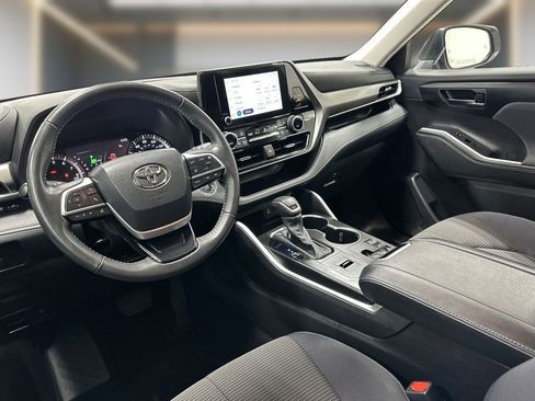 Used 2023 Toyota Highlander LE FWD image 12