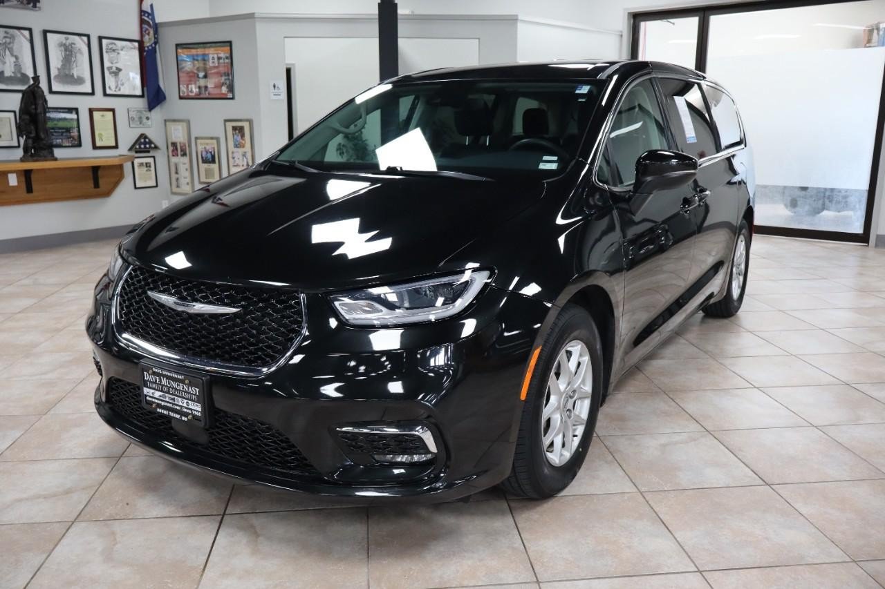 Used 2023 Chrysler Pacifica Touring-L FWD image 2