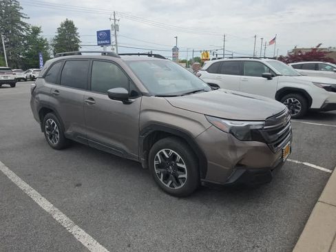 Used 2025 Subaru Forester Premium AWD/4WD image 3