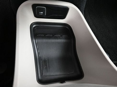 Used 2023 Chrysler Pacifica Touring-L FWD image 21