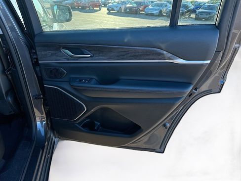 Used 2023 Jeep Grand Cherokee L Limited w/ Black Appearance Package image 32