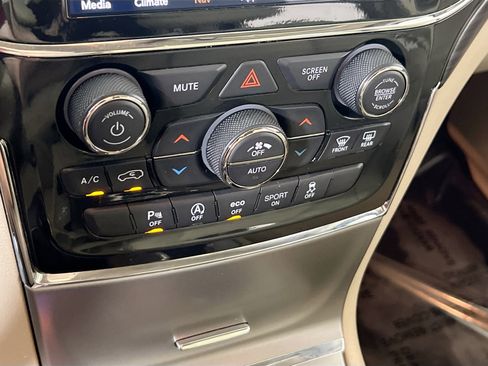 Used 2022 Jeep Grand Cherokee Laredo E image 16