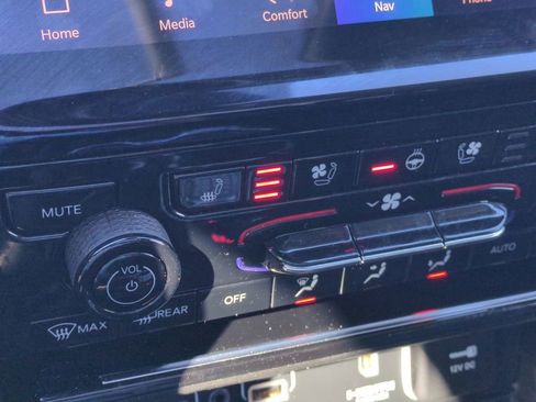 Used 2023 Jeep Grand Cherokee Limited w/ Luxury Tech Group II image 24