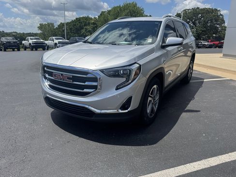 Used 2021 GMC Terrain SLT image 2