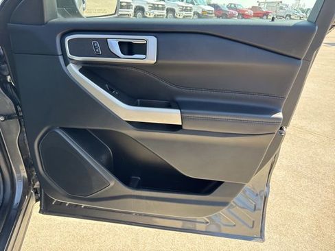 Used 2020 Ford Explorer XLT w/ Equipment Group 202A AWD/4WD image 17