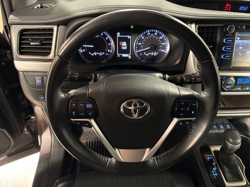 Used 2019 Toyota Highlander Plus AWD/4WD image 18