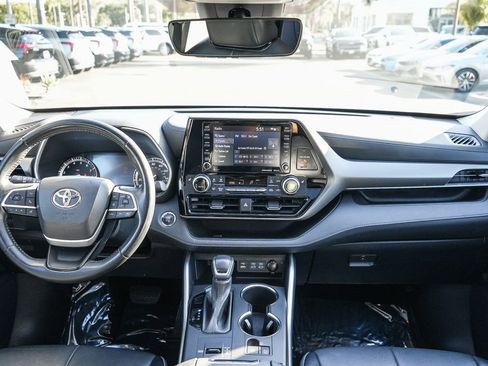 Used 2022 Toyota Highlander XLE FWD image 12