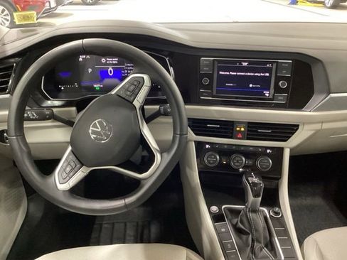 Used 2024 Volkswagen Jetta SE image 6