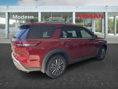Certified 2024 Nissan Pathfinder SL w/ SL Premium Package FWD image 5