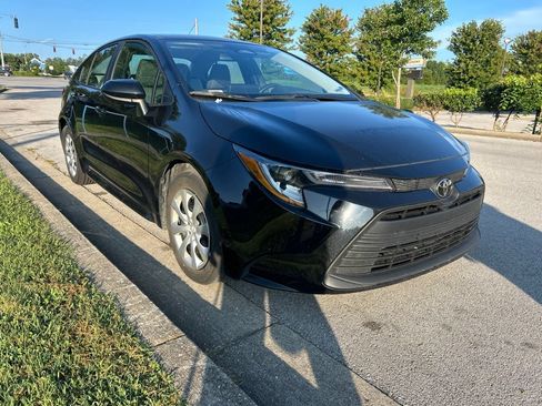 Used 2025 Toyota Corolla LE FWD image 2