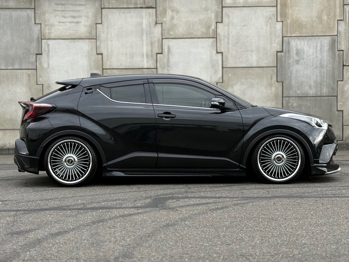 Used 2019 Toyota C-HR Limited FWD image 2
