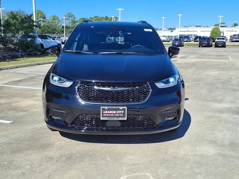 New 2026 Chrysler Pacifica Limited w/ S Appearance Package image 5