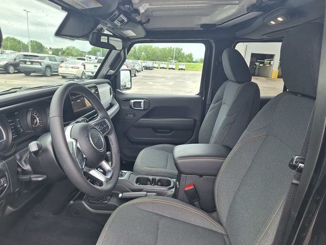Used 2025 Jeep Wrangler Unlimited Sahara AWD/4WD image 41