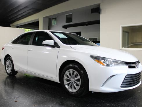 Used 2016 Toyota Camry LE FWD image 1