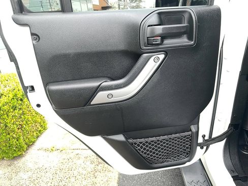 Used 2017 Jeep Wrangler Unlimited Sahara w/ Connectivity Group image 14