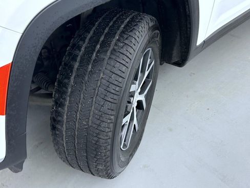 Used 2023 Jeep Grand Cherokee L Limited AWD/4WD image 25