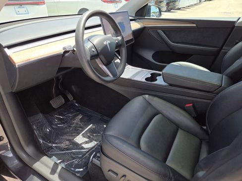 Used 2024 Tesla Model Y 2WD image 25