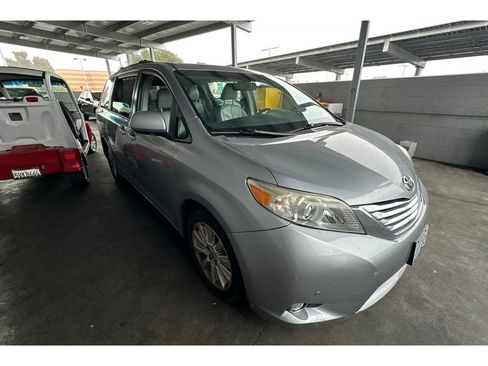 Used 2011 Toyota Sienna Limited w/ Premium Pkg FWD image 2