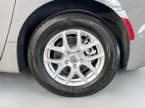 Used 2023 Chrysler Pacifica Touring-L FWD image 37