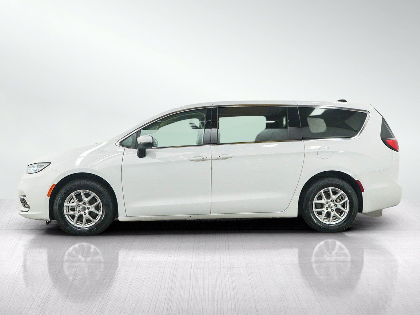 Used 2023 Chrysler Pacifica Touring-L FWD image 2