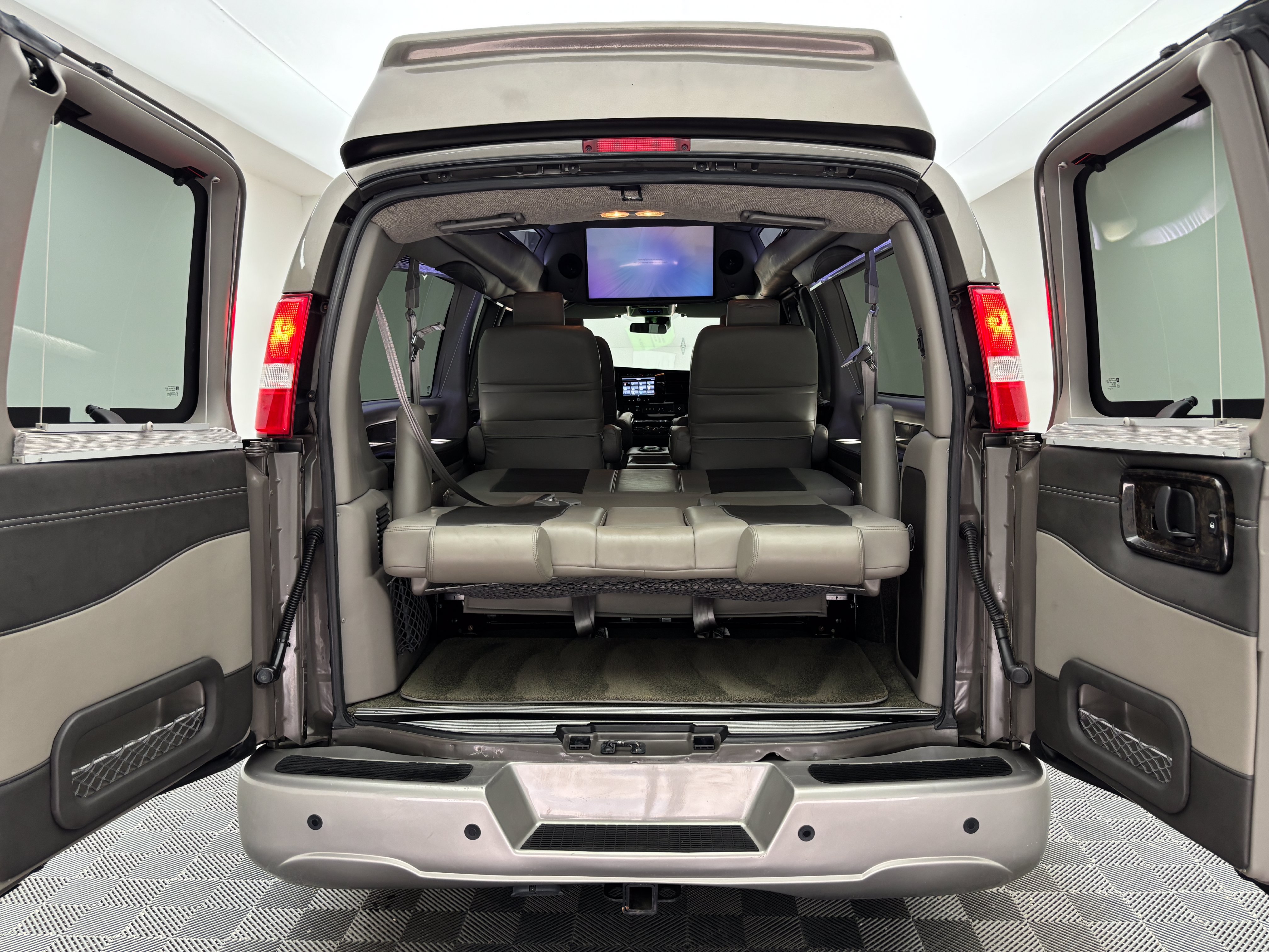 Used 2021 GMC Savana 3500 LS w/ Chrome Appearance Package RWD image 13