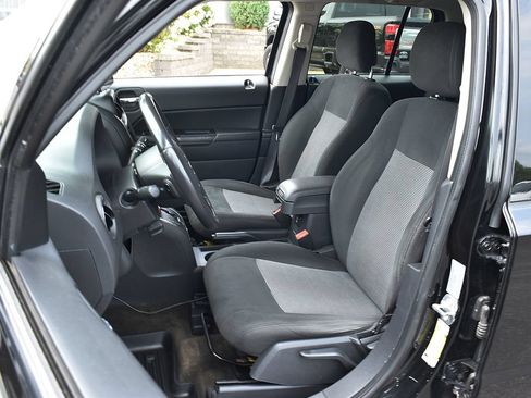 Used 2017 Jeep Patriot Latitude AWD/4WD image 5