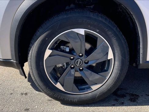 Used 2024 Nissan Rogue SV image 7