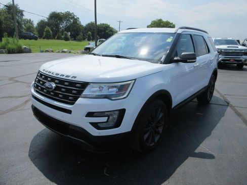 Used 2017 Ford Explorer XLT w/ Equipment Group 202A AWD/4WD image 10