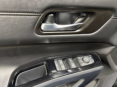 Used 2025 Nissan Pathfinder SL AWD/4WD image 24