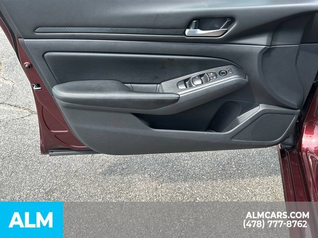 Used 2025 Nissan Altima 2.5 SV FWD image 11