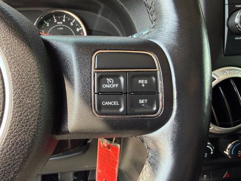 Used 2016 Jeep Wrangler Rubicon w/ Power Convenience Group AWD/4WD image 38
