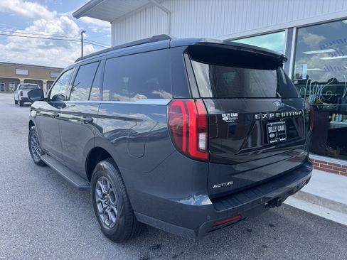 Used 2025 Ford Expedition Active AWD/4WD image 2