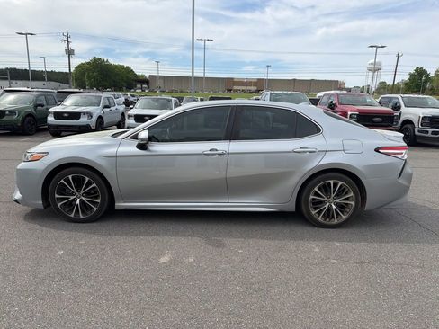 Used 2020 Toyota Camry SE w/ Convenience Package image 5