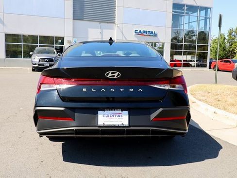 Used 2024 Hyundai Elantra SE image 16