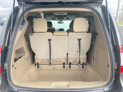 Used 2016 Chrysler Town & Country Touring-L image 18