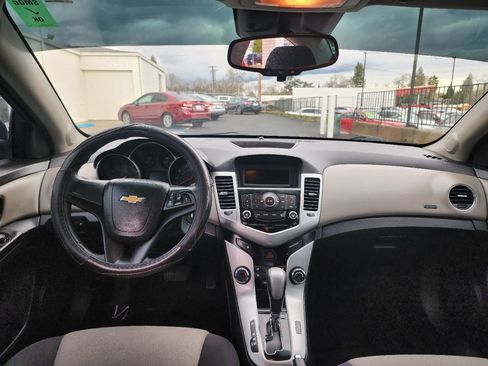 Used 2014 Chevrolet Cruze LS FWD image 13