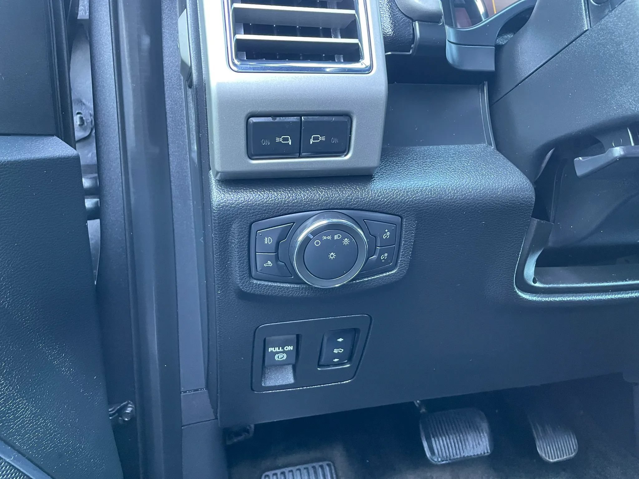 Used 2015 Ford F150 Lariat RWD image 16