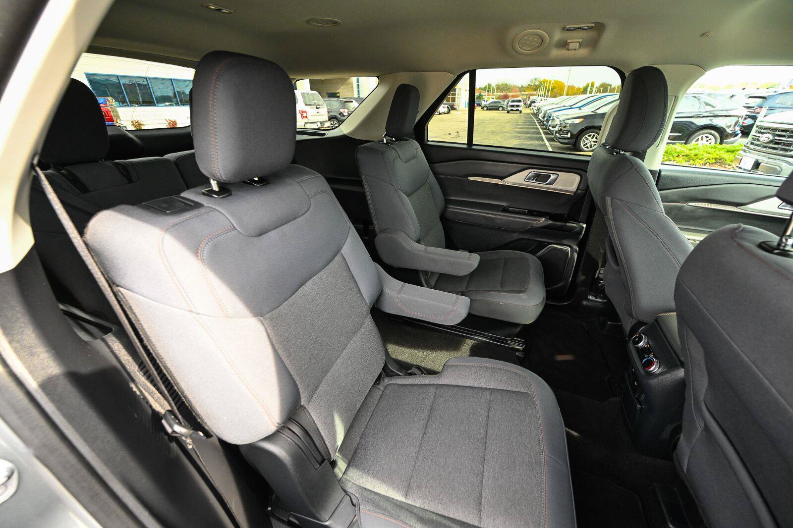 Used 2025 Ford Explorer Active AWD/4WD image 38
