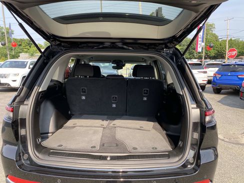 Used 2023 Jeep Grand Cherokee Laredo AWD/4WD image 5