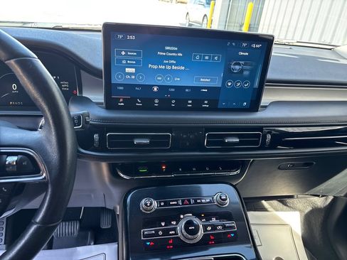 Used 2022 Lincoln Nautilus AWD w/ Premium Package image 18