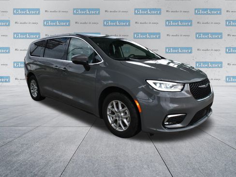 Used 2023 Chrysler Pacifica Touring-L FWD image 3