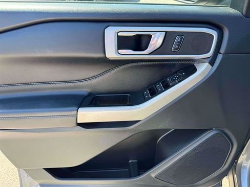 Used 2022 Ford Explorer XLT image 11